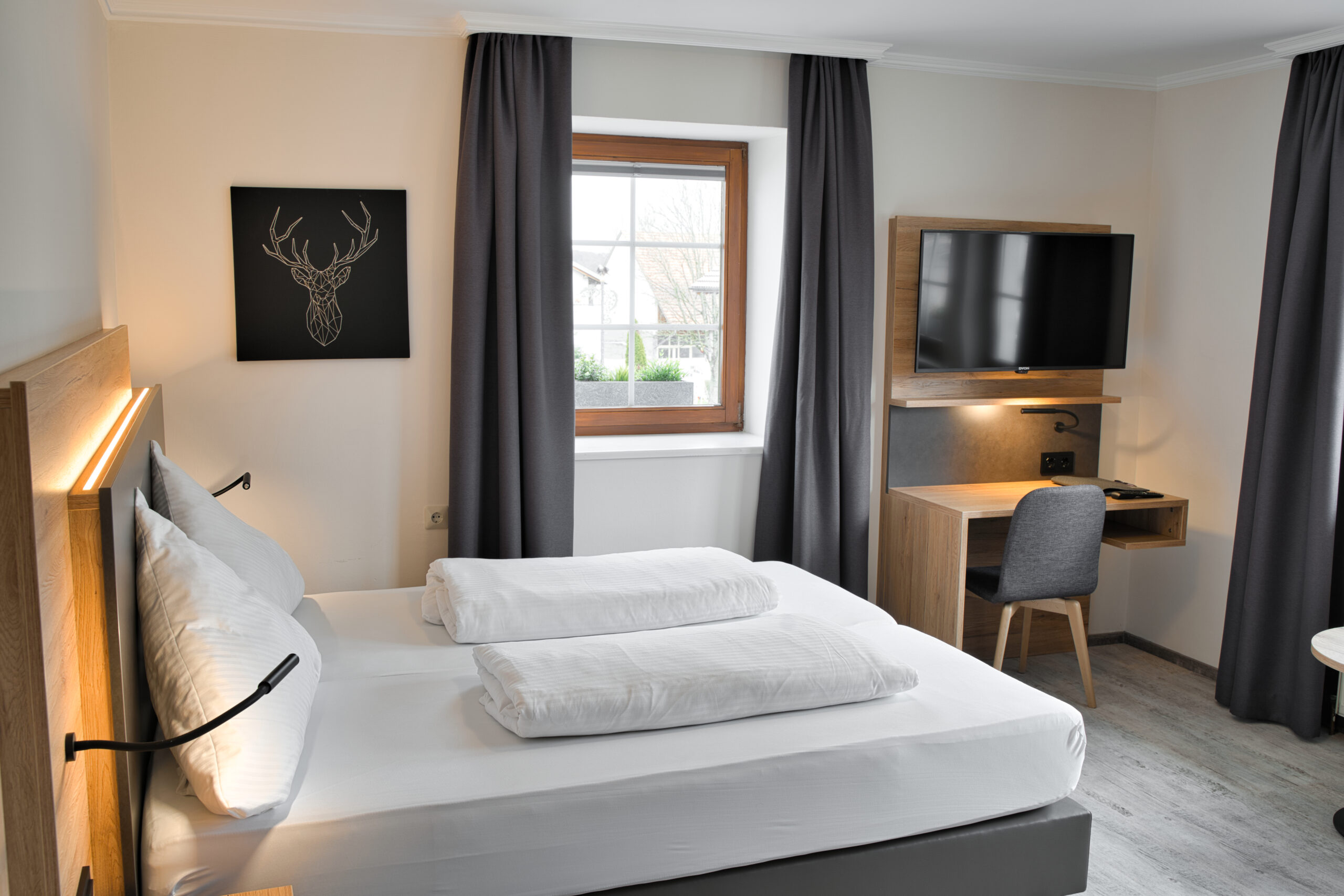Professionelle Interior-Fotografie eines modern eingerichteten Hotelzimmers. Fokus auf klare Linien, harmonische Farben und natürliche Beleuchtung.