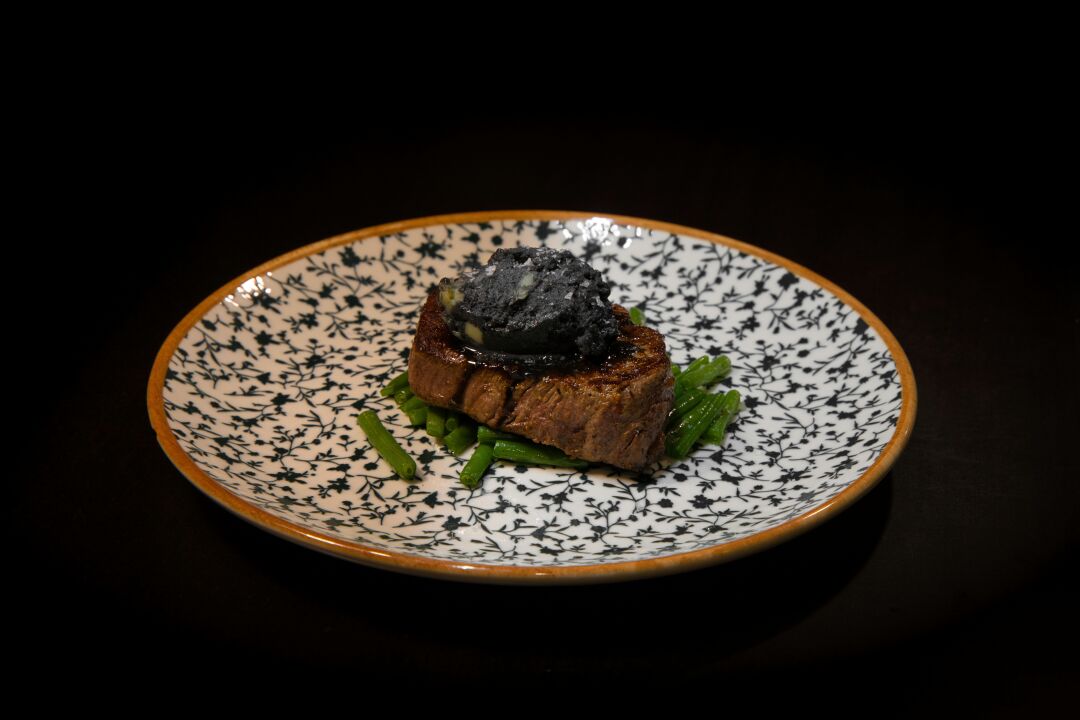Gourmet-Essen – Stilvoll angerichtetes Gericht, aufgenommen von einem Fotografen und Filmemacher, spezialisiert auf Food-Fotografie.