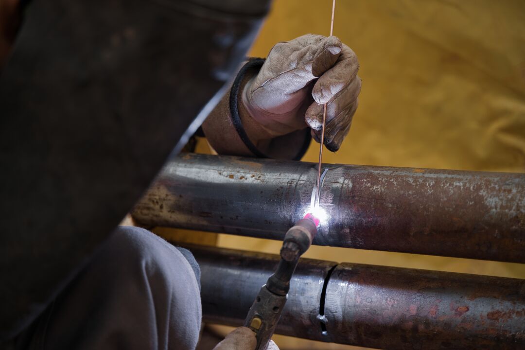 Schweißer bei der Arbeit – Handwerker in Aktion, eingefangen von einem Fotografen und Filmemacher für Industriefotografie.