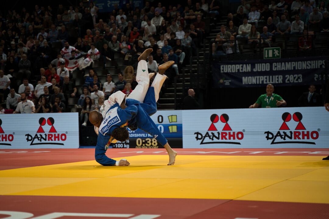 Judo-Kämpfer im Wettbewerb – Spannende Kampfsport-Aufnahme von einem erfahrenen Fotografen und Filmemacher, spezialisiert auf Sportevents.