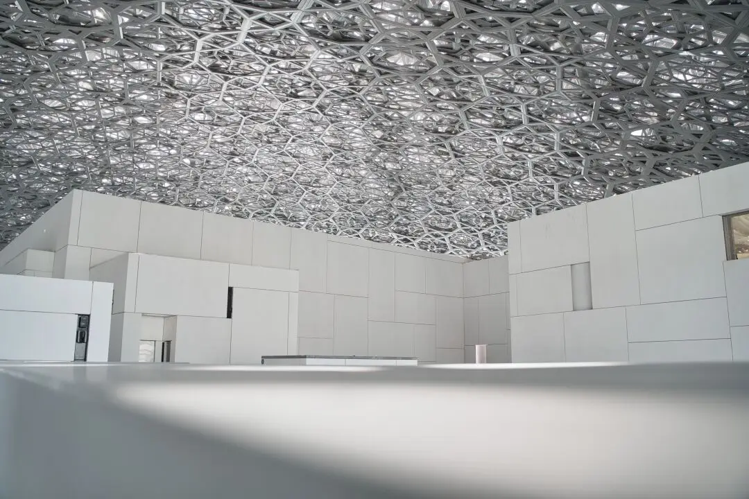 Minimalistisches Gebäude – Geometrische Architektur, kreativ eingefangen von einem Fotografen und Filmemacher für moderne Designs.