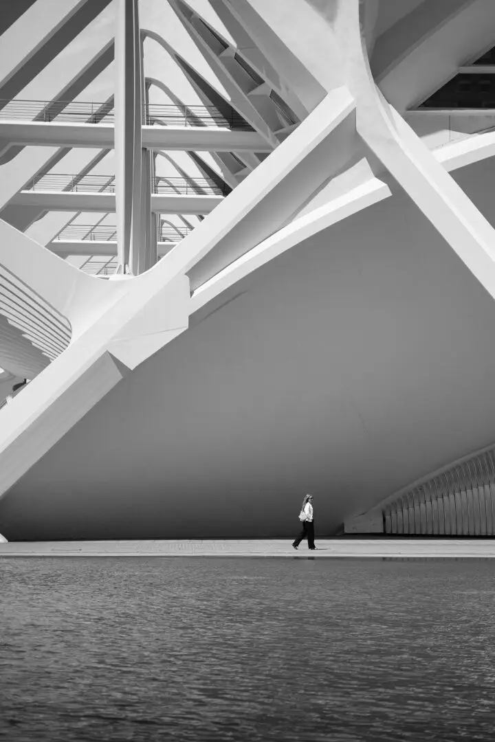 Moderne Architektur – Futuristisches Gebäude, festgehalten von einem Fotografen und Filmemacher für Architektur.