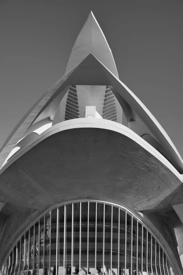 Moderne Architektur – Futuristisches Gebäude, festgehalten von einem Fotografen und Filmemacher für Architektur.