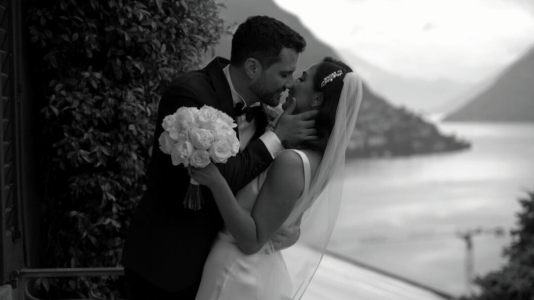 Hochzeitspaar in Schwarz-Weiß – Romantischer Moment eines Brautpaars, festgehalten von einem Fotografen und Filmemacher für Hochzeitsreportagen.